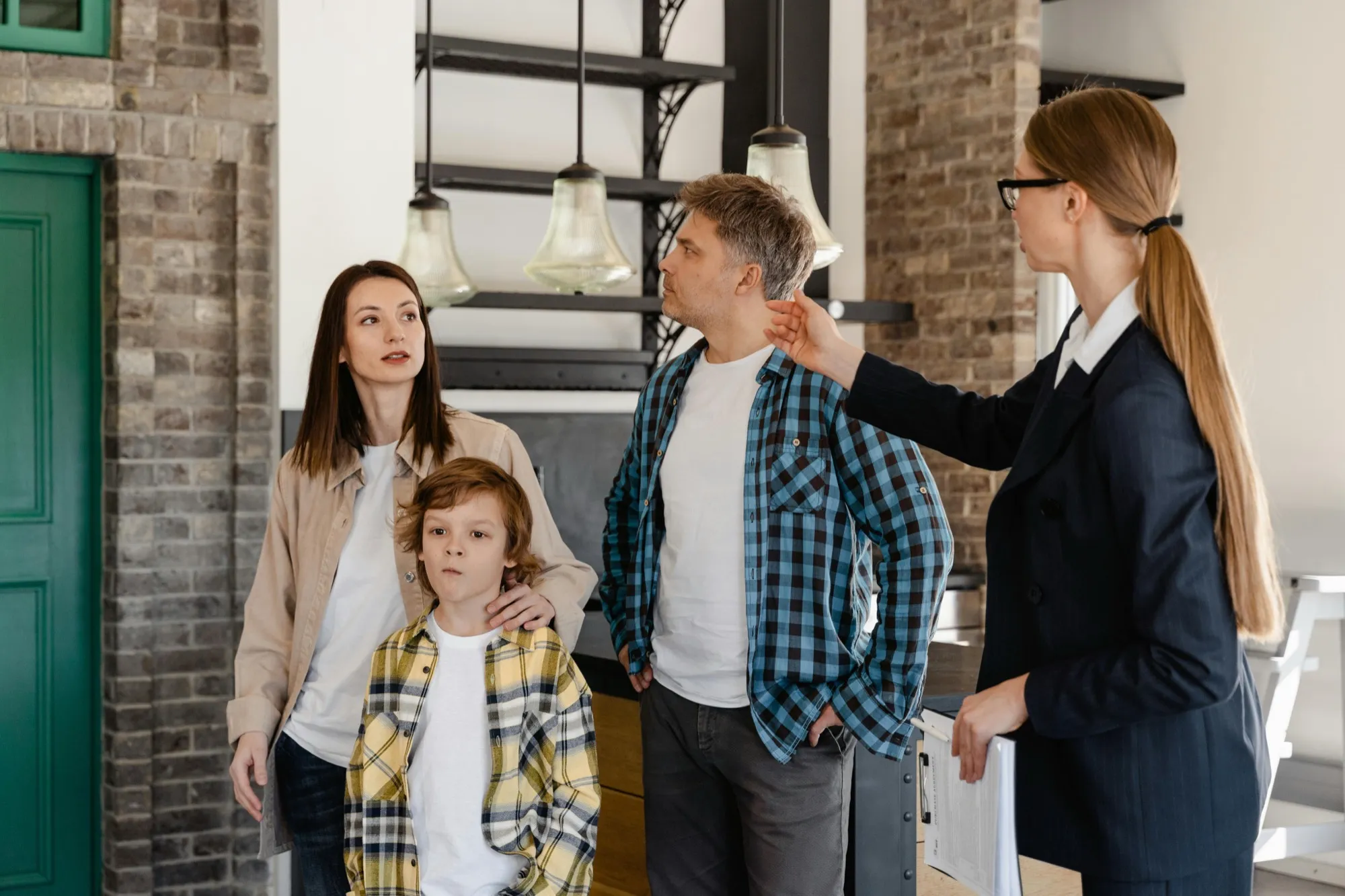 Une famille devant sa nouvelle maison